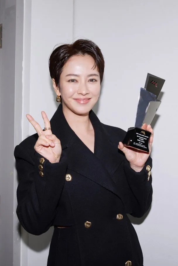 Song Ji Hyo Tampil dengan Rambut Pendek