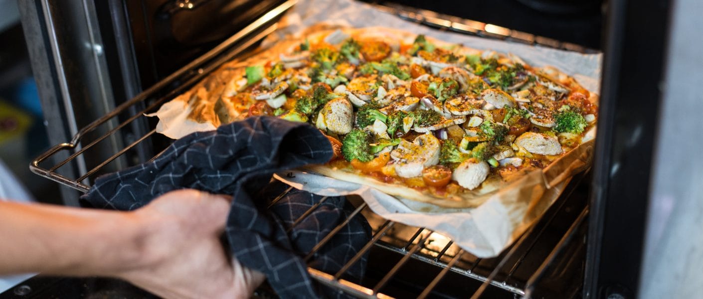 Cara Mudah Bersihkan Microwave