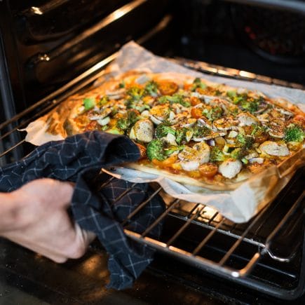 Cara Mudah Bersihkan Microwave